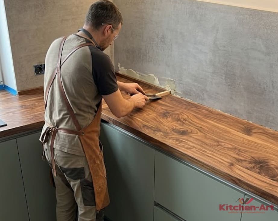 Ергономічне підвіконня-стільниця в інтер'єрі маленької кухні