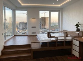 деревянный подиум изготовленный на заказ с нишами