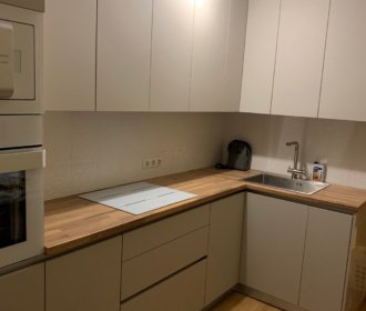 кухня эконом угловая с деревянной столешницей