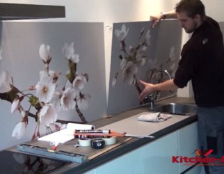 Установка стеклянного кухонного фартука под заказ