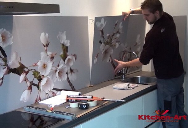 Установка стеклянного кухонного фартука под заказ