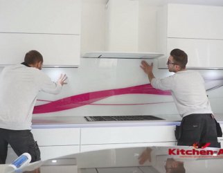 кухня со стеклянным фартуком