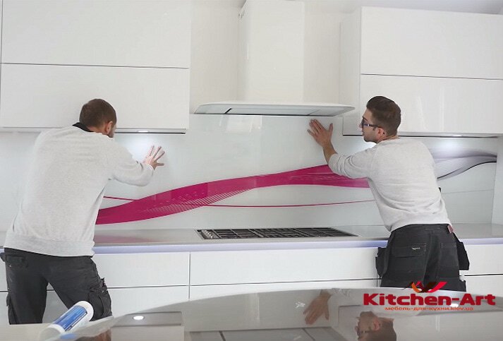 кухня со стеклянным фартуком