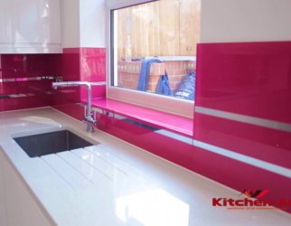 установка кухонного фартука из стекла