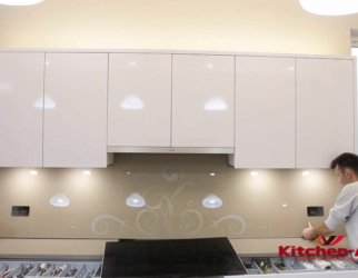 установка фартука из стекла в Кухню