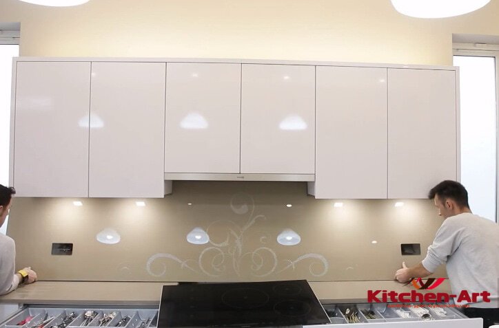 установка фартука из стекла в Кухню