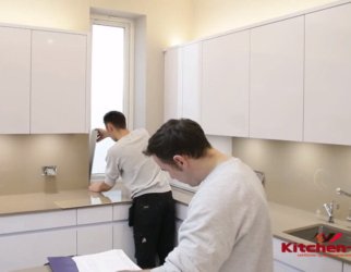 установка фартука из стекла