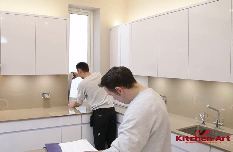 установка фартука из стекла