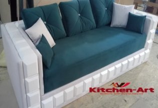 прямой диван на деревянной основе