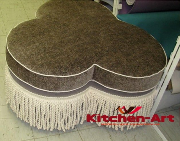 пуфик в виде лепестка