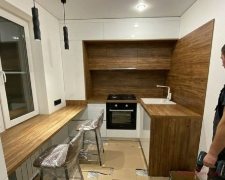маленькая кухня с функциональным подоконником