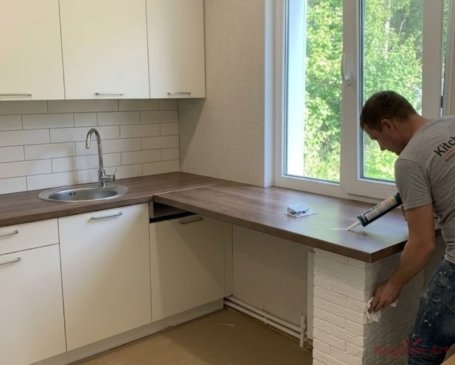 подоконник переходящий в столешницу на кухне