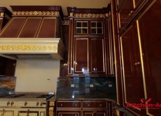 кухня дереянная красного цвета на заказ