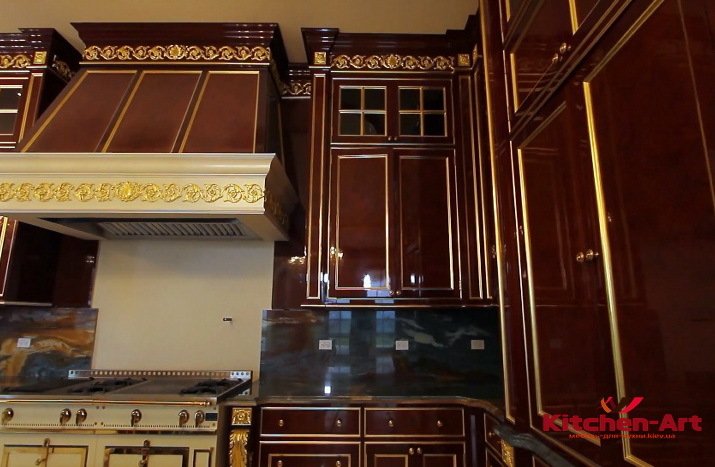 кухня дереянная красного цвета на заказ
