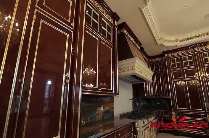 кухня дереянная красного цвета