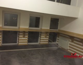 широкая столешница из дерева в кухню