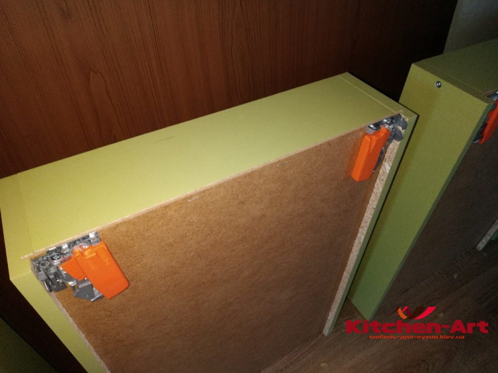 полвки с доводчиками для шкафа в мансард Киев