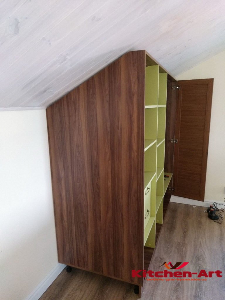 шкафы с косым потолком под заказ в дом