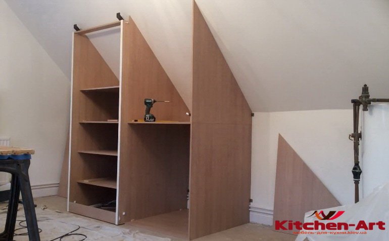шкаф для мансарды на заказ в Украине