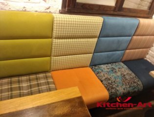 диван разноцветный для ресторана