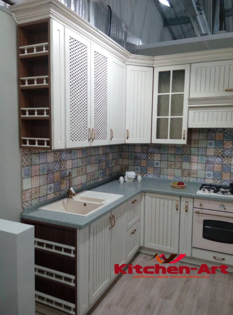 Угловая кухня из дерева Буча