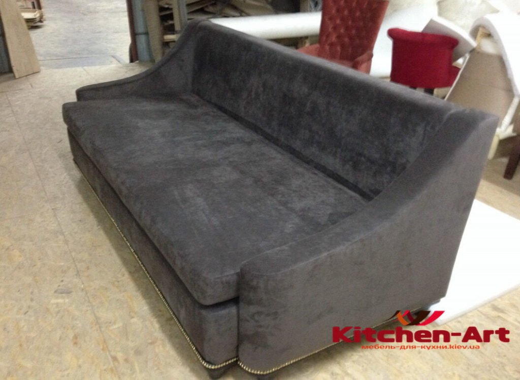 прямой серый диван