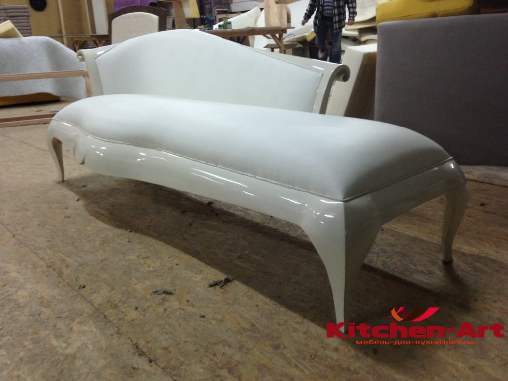 белый прямой диван -банкетка