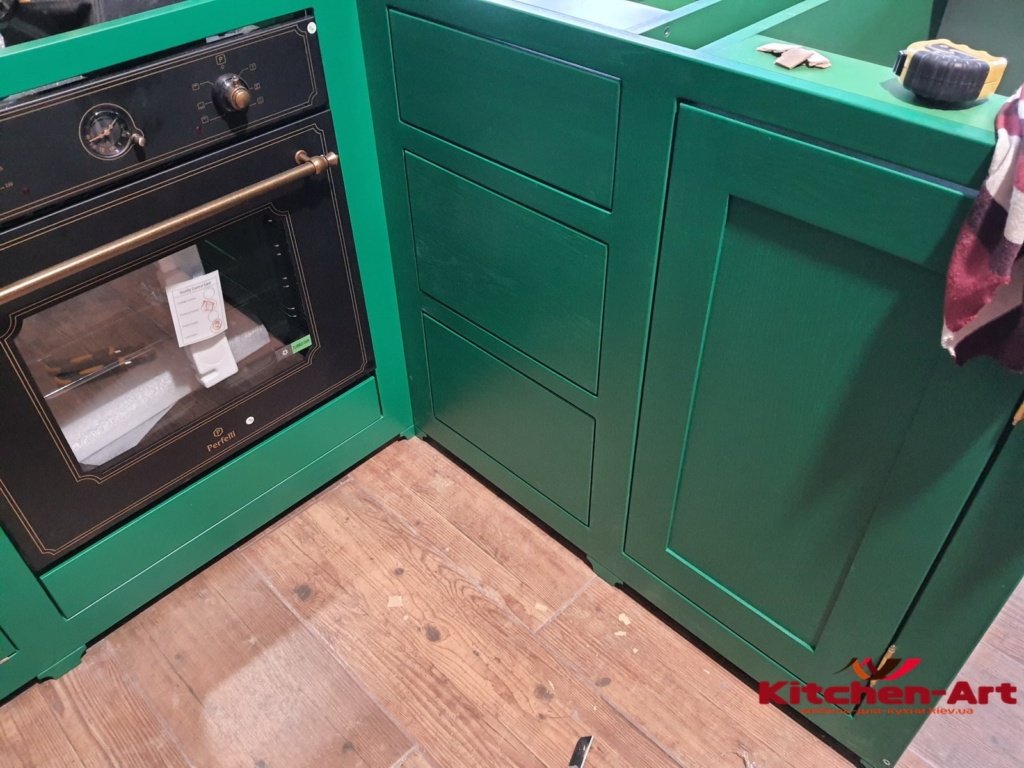 деревянная дизайнерская кухня зеленого цвета на заказ в Киеве