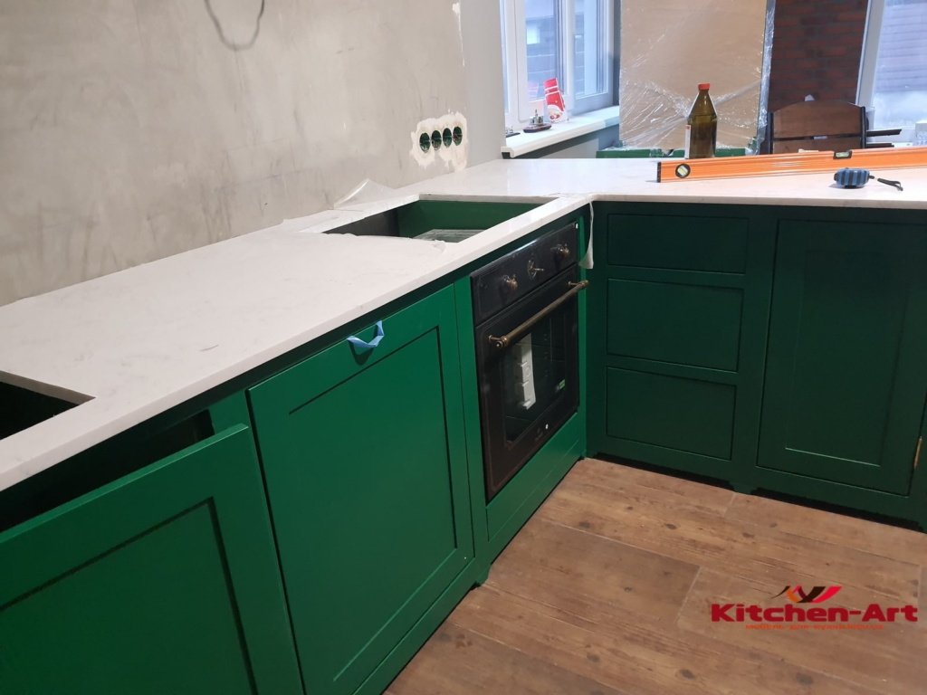 паралельная зеленая кухня на заказ