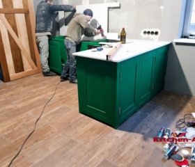установка каменной столешницы в зеленую кухню
