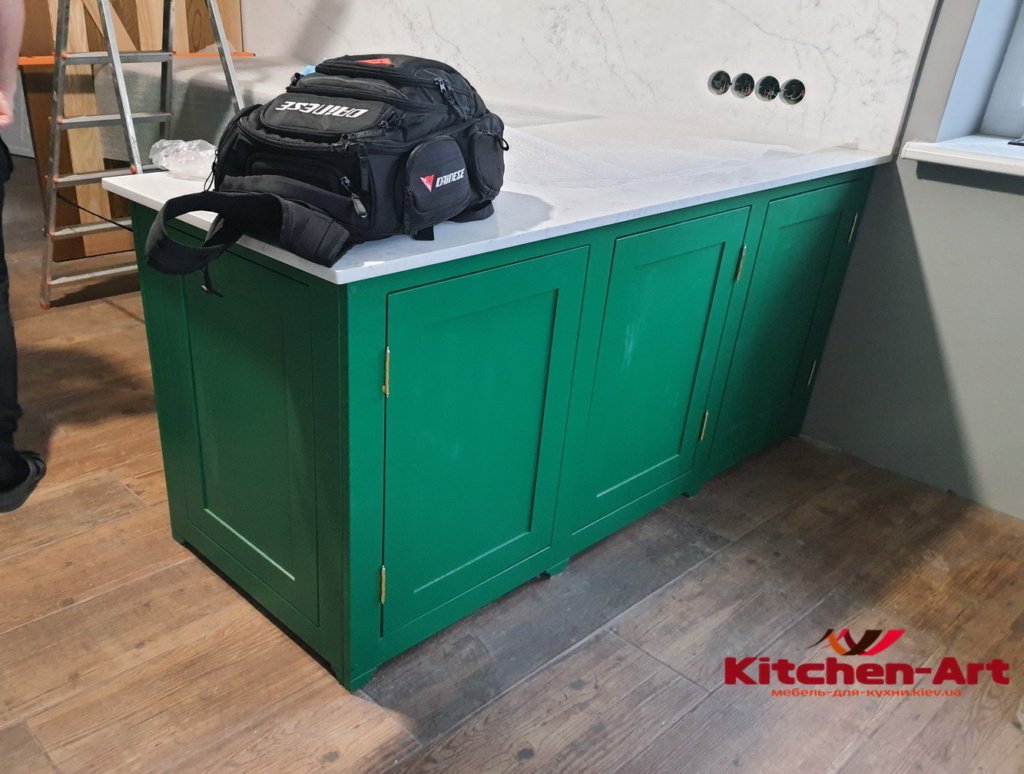 кухня зеленая угловая на заказ