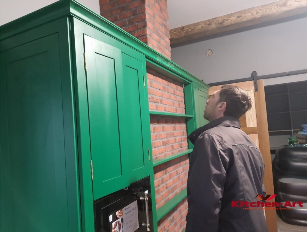 зеленая кухня из дуба под заказ
