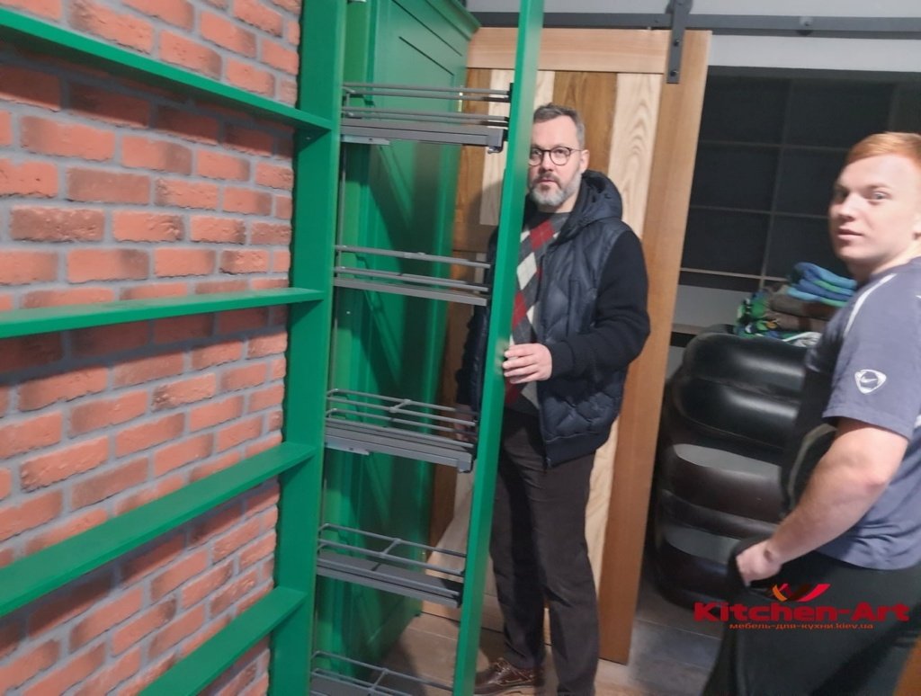 вариант зеленой кухни из дерева