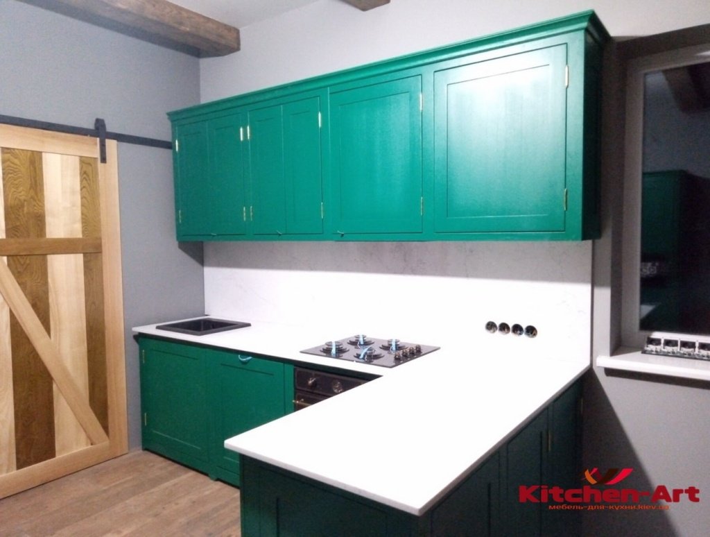 Кухня из дерева зеленого цвета