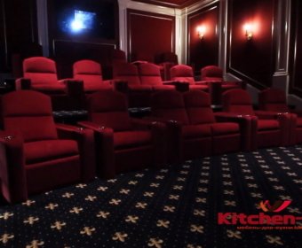 красные кресла в кинотеатр