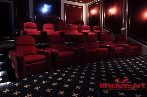 красные кресла в кинотеатр