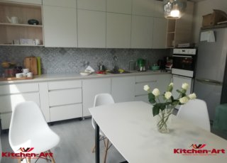 линейная встроенная кухня белого цвета современная под потолок