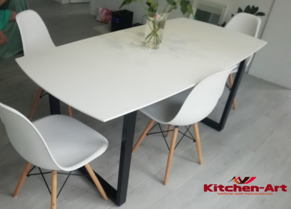 белый кухонный стсол с металической базой