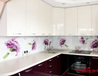 угловая кухня со стеклянным фартуком и фотопечатью