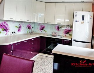 фото Кухня со стеклянным фартуком