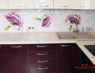 Кухня со стеклянным фартуком