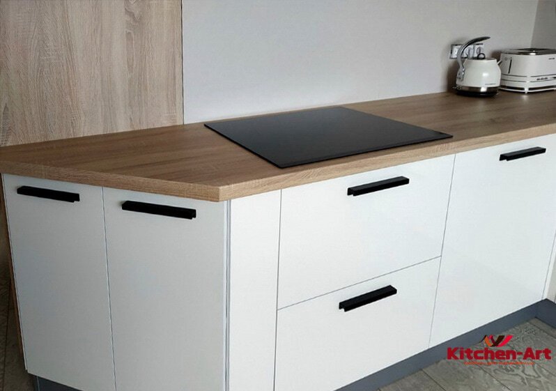 уговая белая кухня с деревянной столешницей на заказ