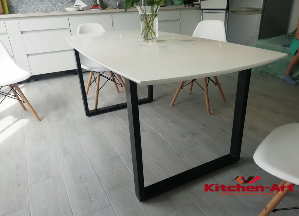 белый кухонный стсол с металической базой под заказ