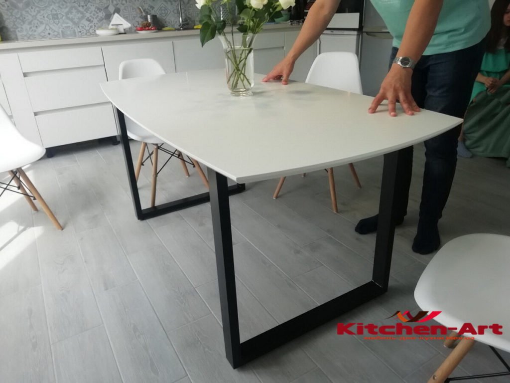 Стол для кухни из мдф и металлической базы на заказ
