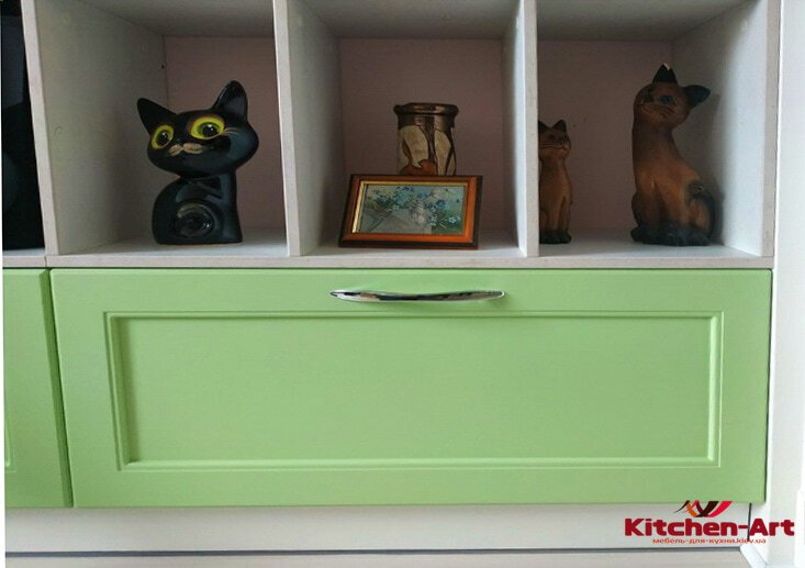 зеленая угловая кухня под заказ с каменной столешницей