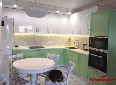 зеленая угловая кухня с белой кварцевой