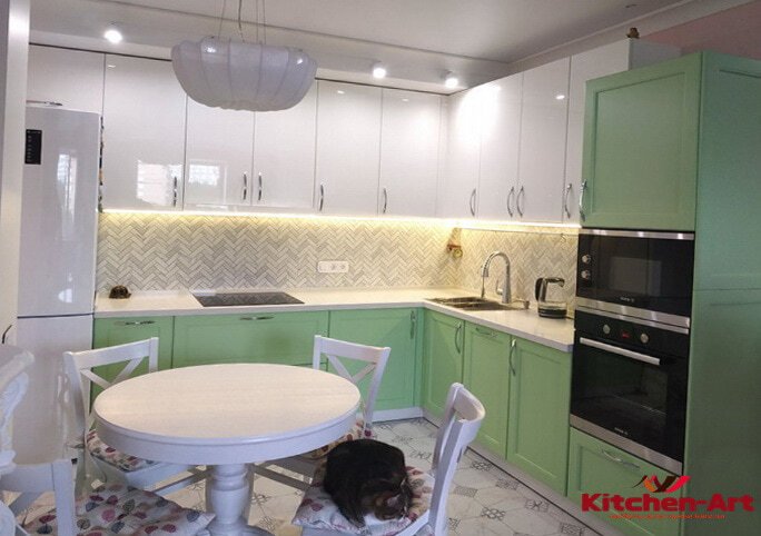 зеленая угловая кухня с белой кварцевой