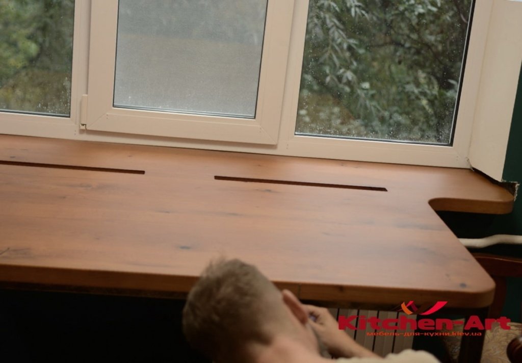 красивая форма подоконника из дерева