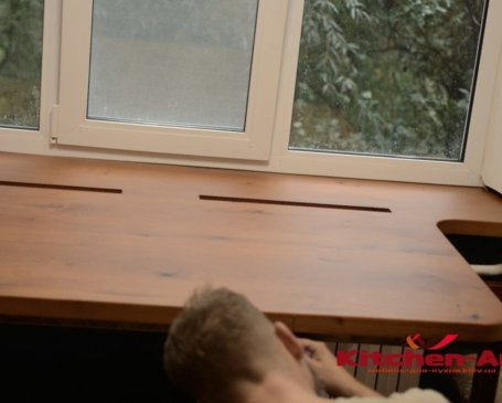красивая форма подоконника из дерева