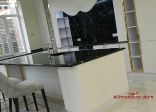 кухня белая с черной каменной столешницей